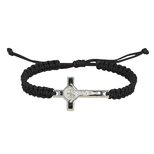 Pulsera de macramé con crucifijo de San Benito